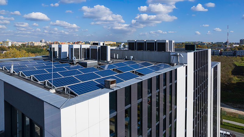 edificio con placas solares en el tejado